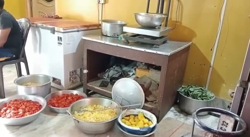 গায়ক অরিজিৎ-এর নামে খ্যাত এই রেস্তোরাঁর খাবারের দাম একেবারেই পকেটসই। হেঁশেল-এ রয়েছে পড়ুয়াদের জন্য বিশেষ ছাড়। সোম থেকে শনিবার পড়ুয়াদের পরিবেশন করা হয় ৩০ টাকার ভেজ থালি। বর্তমানে মেনু তালিকা বাড়িয়ে ভেজ থালি ৪০ টাকা করা হয়েছে। পড়ুয়াদের মধ্যে পার্সেলের ব্যবস্থাও রয়েছে।