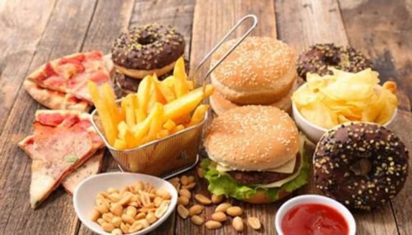 লবণ, জাঙ্ক ফুড এবং প্যাকেটজাত খাবার এড়িয়ে চলুন, কারণ এগুলো কিডনির উপর অতিরিক্ত চাপ ফেলে। ঘরে রান্না করা খাবার খান। মানসিক চাপ কমাতে সাহায্য করে। কিছু যোগব্যায়াম আসন অনুশীলন করলে কিডনির স্বাস্থ্য বজায় থাকে। পবনমুক্তাসন, মন্ডুকাসন এবং ভুজঙ্গাসন রক্ত ​সঞ্চালনের ভারসাম্য বজায় রাখতে এবং কিডনিকে স্বাভাবিকভাবে সক্রিয় রাখতে সাহায্য করে।