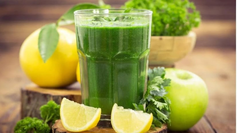 বাজারে পাওয়া প্যাকেজজাত পানীয় এবং চিনিযুক্ত পানীয় এড়িয়ে চলুন। এর পরিবর্তে, ঘরে তৈরি ধনেপাতার জল, ক্র্যানবেরি জল এবং পুনর্নবার রস পান করুন। এগুলো প্রদাহ এবং জ্বালা কমায় এবং শরীরে প্রাকৃতিকভাবে বিষমুক্তি প্রদান করে। কিডনি সুস্থ রাখার জন্য প্রচুর পানি পান করা অপরিহার্য। ব্যথা হলে ব্যথানাশক ওষুধ এড়িয়ে চলুন। অতিরিক্ত প্রোটিন সাপ্লিমেন্ট এড়িয়ে চলুন। প্রতিদিন ৭-৮ ঘন্টা ঘুম নিশ্চিত করুন।