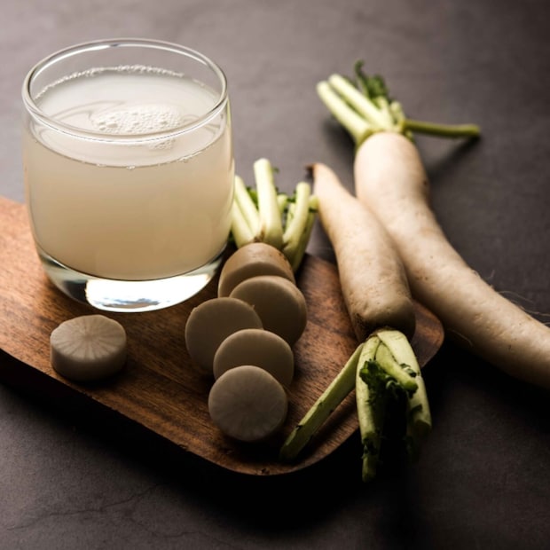 মূলা এবং দুধের মিশ্রণ: আয়ুর্বেদ অনুসারে, মূলা এবং দুধ কখনই একসাথে খাওয়া উচিত নয়। মূলা একটি গ্যাস তৈরিকারী সবজি, অন্যদিকে দুধ ঠান্ডা এবং ভারী। পেটে একত্রিত হলে, এগুলি পাচনতন্ত্রের উপর চাপ সৃষ্টি করে এবং শরীরে বিষাক্ত পদার্থ তৈরি করে। এর ফলে পেটে ব্যথা, পেট ফাঁপা, ঢেকুর এবং বমি হতে পারে। অতএব, মূলা খাওয়ার কমপক্ষে দুই ঘন্টা পরে দুধ বা দুগ্ধজাত দ্রব্য গ্রহণ করুন।