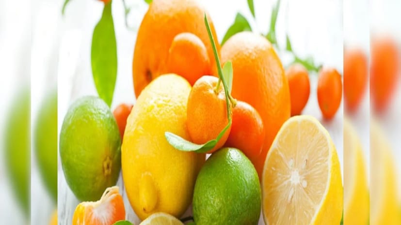 মূলা এবং সাইট্রাস ফল খাওয়া এড়িয়ে চলুন: মূলা শরীরে গ্যাস এবং অ্যাসিডিটির মাত্রা বাড়িয়ে দিতে পারে। কমলা, লেবু বা পেয়ারার মতো সাইট্রাস ফলের সাথে এগুলি খেলে আরও অ্যাসিডিক প্রতিক্রিয়া তৈরি হতে পারে। এটি সরাসরি পেট এবং অন্ত্রের উপর প্রভাব ফেলে, যার ফলে বুক জ্বালাপোড়া, ঢেকুর এবং গ্যাস বৃদ্ধি পায়। অতএব, মূলা খাওয়ার পরপরই কোনও সাইট্রাস ফল খাওয়া এড়িয়ে চলুন।