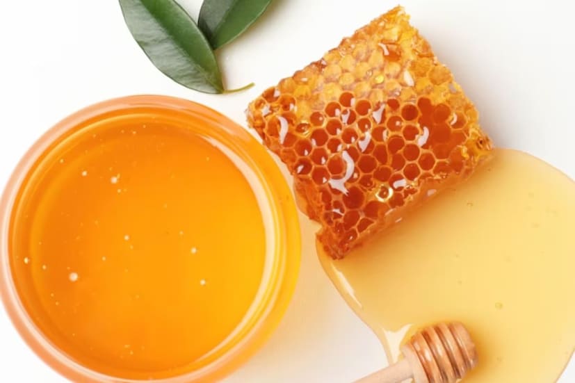 মূলা এবং মধু খাওয়া: মূলা এবং মধুর মিশ্রণকেও ক্ষতিকারক বলে মনে করা হয়। মূলা শরীরকে ঠান্ডা করে, অন্যদিকে মধুর উষ্ণতা বৃদ্ধির প্রভাব রয়েছে। এর বিপরীত বৈশিষ্ট্য শরীরের পাচক রসকে ভারসাম্যহীন করে তুলতে পারে এবং অন্ত্রের প্রদাহ বা সংক্রমণের কারণ হতে পারে। মূলা খাওয়ার কমপক্ষে তিন ঘণ্টা পরে মধু খাওয়া ভাল।