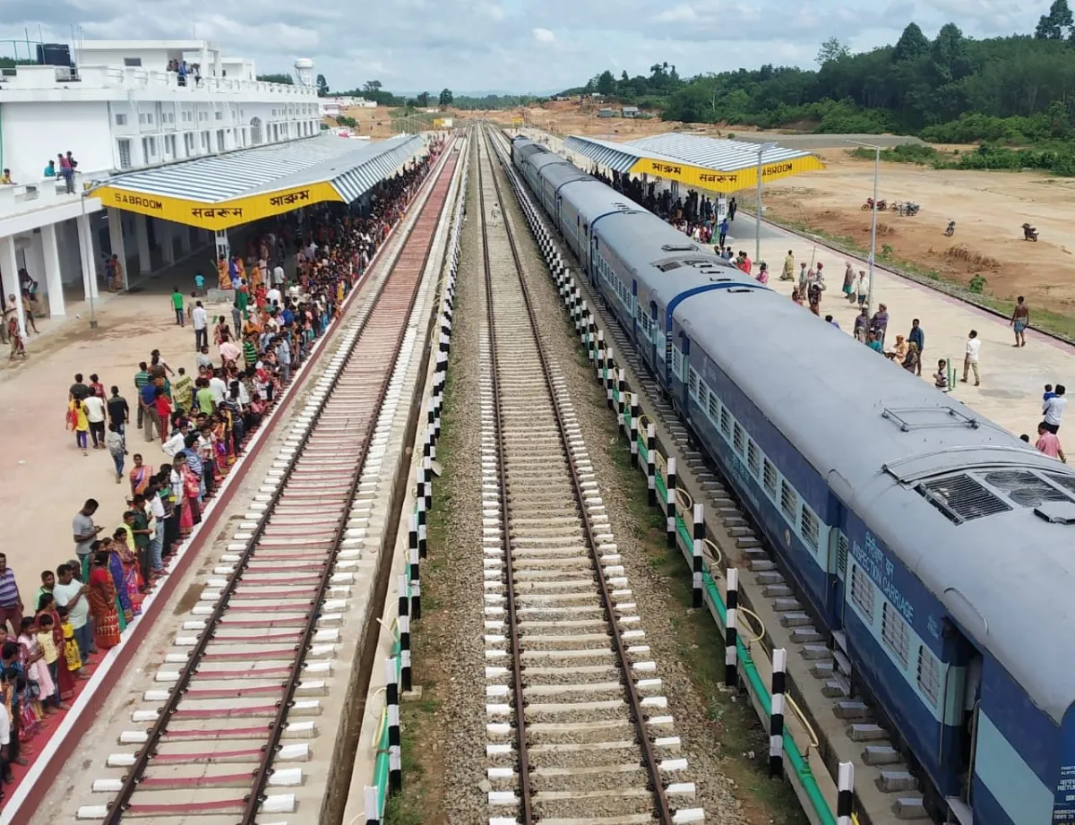 সাব্রুম রেল স্টেশনে সন্দেহজনকভাবে ঘোরাফেরা কছিল এক মহিলা। সন্দেহ হতেই এগিয়ে আসে টহলরত রেল পুলিশ। কিন্তু জিআরপি তার পরিচয়, কোথা থেকে আসছেন ইত্যাদি জানতে চাইতেই থতমত খেয়ে যায় মহিলা।