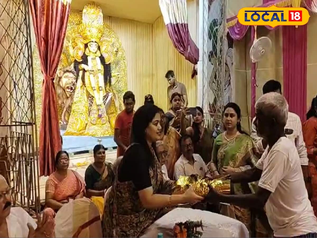 সাংসদ শর্মিলা সরকারের হাত বস্ত্র বিতরণ 