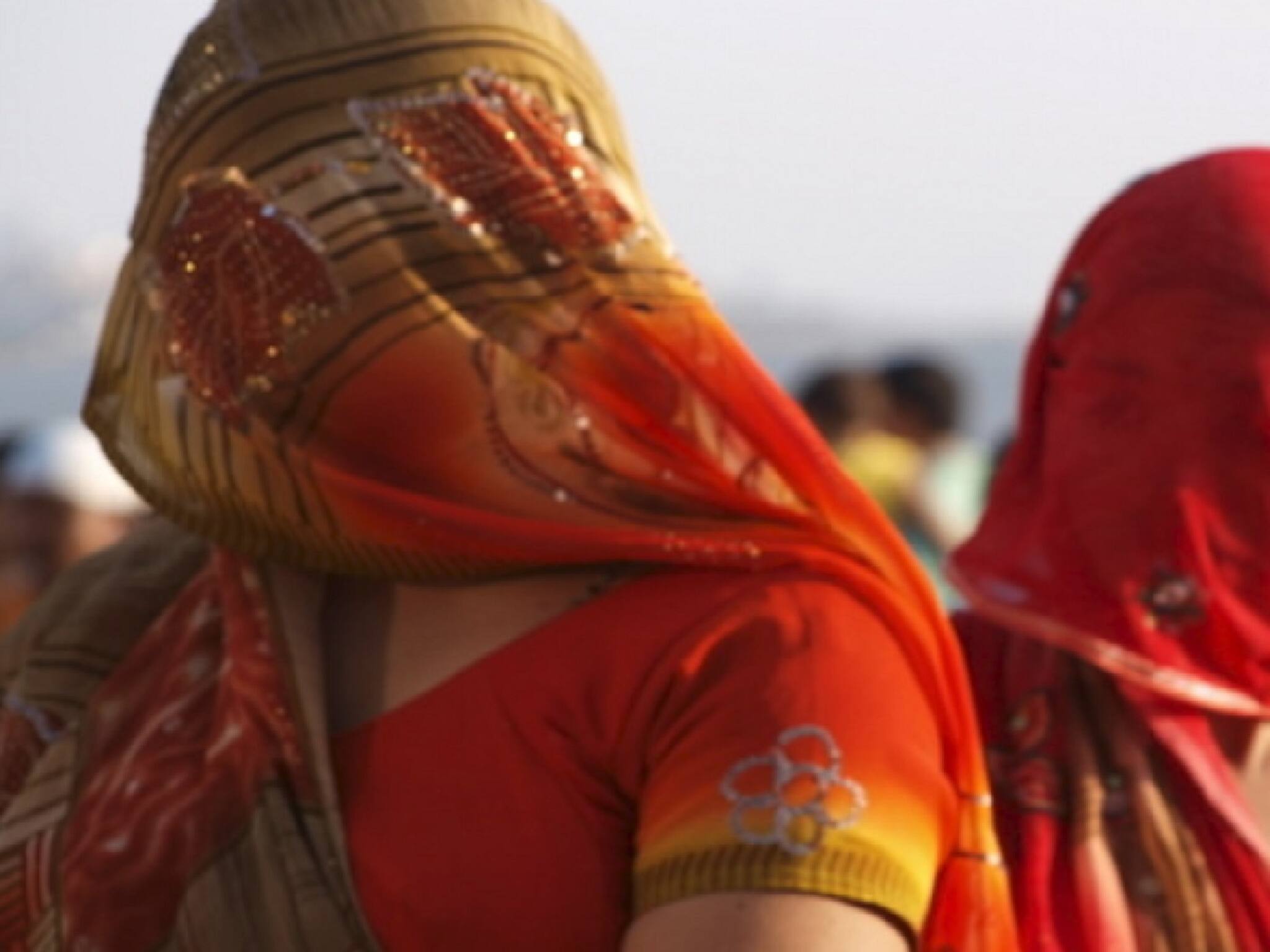 Housewife Doing This: পাশের বাড়ির বউমার চালচলন ঠিক লাগছে না, প্রতিবেশীর উঁকি মারতেই...