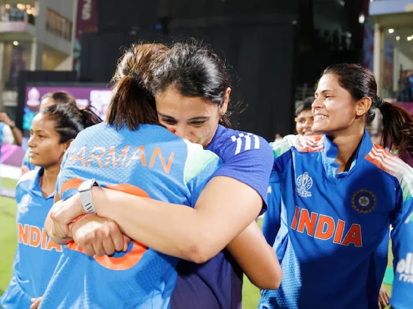 : ২০২৫ সালের মহিলা বিশ্বকাপের সেমিফাইনালে অস্ট্রেলিয়ান মহিলা দলকে পরাজিত করে ভারত কেবল ফাইনালে তাদের স্থান নিশ্চিত করেনি, বরং কোটি কোটি টাকার পুরস্কারও নিশ্চিত করেছে। ৩৩৯ রানের রেকর্ড তাড়া করে ভারতীয় মহিলা দল এখন প্রায় ২০ কোটি টাকা (১৯,৮৫,৩৯,০৪০)  পুরস্কার নিশ্চিত করেছে। হরমনপ্রীত কউরের নেতৃত্বাধীন দল এই পরিমাণ অর্থে সন্তুষ্ট নয়। তাদের স্বপ্ন ফাইনালে দক্ষিণ আফ্রিকাকে হারিয়ে প্রথমবারের মতো মহিলা বিশ্বকাপ জয় করা। যদি ভারত এটি করতে সফল হয়, তাহলে আইসিসির নতুন নিয়ম অনুসারে, বিশ্বকাপ জয়ের জন্য তাদের প্রায় ৪০ কোটি টাকা (৩৯,৭০,৯১,৫২০ টাকা) পুরস্কার মূল্য দেওয়া হবে৷ : ২০২৫ সালের মহিলা বিশ্বকাপের সেমিফাইনালে অস্ট্রেলিয়ান মহিলা দলকে পরাজিত করে ভারত কেবল ফাইনালে তাদের স্থান নিশ্চিত করেনি, বরং কোটি কোটি টাকার পুরস্কারও নিশ্চিত করেছে। ৩৩৯ রানের রেকর্ড তাড়া করে ভারতীয় মহিলা দল এখন প্রায় ২০ কোটি টাকা (১৯,৮৫,৩৯,০৪০)  পুরস্কার নিশ্চিত করেছে। হরমনপ্রীত কউরের নেতৃত্বাধীন দল এই পরিমাণ অর্থে সন্তুষ্ট নয়। তাদের স্বপ্ন ফাইনালে দক্ষিণ আফ্রিকাকে হারিয়ে প্রথমবারের মতো মহিলা বিশ্বকাপ জয় করা। যদি ভারত এটি করতে সফল হয়, তাহলে আইসিসির নতুন নিয়ম অনুসারে, বিশ্বকাপ জয়ের জন্য তাদের প্রায় ৪০ কোটি টাকা (৩৯,৭০,৯১,৫২০ টাকা) পুরস্কার মূল্য দেওয়া হবে৷