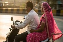 উপমহাদেশে অনেক মহিলারাই কেন বাইকে একপাশ থেকে বসেন? পাক ইনফ্লুয়েন্সার যা ব্যাখ্যা করলেন