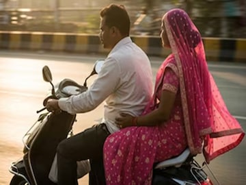 উপমহাদেশে মহিলারা কেন বাইকে একপাশ থেকে বসেন? (Photo: AI Generated Image)