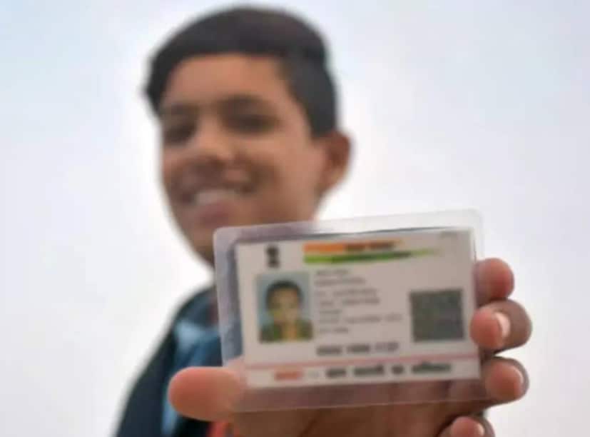 আধার কার্ড এখন ভারতীয় নাগরিকদের ভিত্তি হয়ে উঠেছে। এটি কেবল একটি পরিচয়পত্র নয়, বরং সকল আর্থিক পরিষেবার মূল চাবিকাঠি। স্পষ্টতই, শিশু থেকে বৃদ্ধ সকলেরই এটি প্রয়োজন। প্রাপ্তবয়স্করা একবার আধার কার্ড পেলে তা সারা জীবন রাখতে পারেন৷ তবে শিশুদের জন্য, এটি পর্যায়ক্রমে আপডেট করা প্রয়োজন। অতএব, শিশুদের আধার কার্ড কখন আপডেট করা উচিত এবং প্রক্রিয়াটি কী তা বোঝা গুরুত্বপূর্ণ।