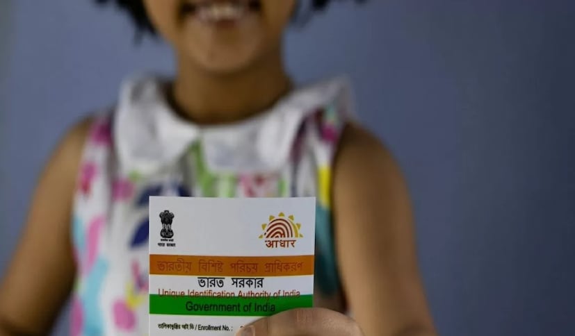 কেন আপডেট করা প্রয়োজন?শিশুরা বড় হওয়ার সঙ্গে তাদের শারীরিক পরিবর্তন ঘটে এবং তাদের বায়োমেট্রিক তথ্য আপডেট করা প্রয়োজন। নির্ভরযোগ্য শনাক্তকরণ নিশ্চিত করার জন্য এই আপডেট অপরিহার্য। ভবিষ্যতে ভর্তি, প্রতিযোগিতামূলক পরীক্ষা এবং সরকারি কর্মসূচির জন্য এই আপডেট প্রয়োজন। শিশুদের শিক্ষার রেকর্ড রাখার জন্য একটি নতুন কার্ড তৈরি করা হচ্ছে, যা আধারের সঙ্গে সংযুক্ত। অতএব, আধার আপডেট করা আরও গুরুত্বপূর্ণ।