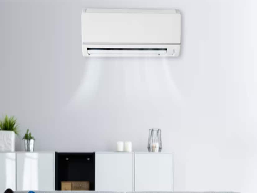 বাংলা থেকে বর্ষাবিদায়ের পালা শুরু হবে ৩-৪ দিনের মধ্যে। শীত প্রায় দোরগোড়ায়। রাতে এখনই হিম পড়ছে। জানান দিচ্ছে শীতের। তবে দিনের বেলা গরম কমছে না। এখনও এসি ছাড়া এক মুহূর্ত যেন স্বস্তি মিলছে না। বাড়িতে, অফিসে সব জায়গায় এসি ব্যবহার করেন অনেকে। তবে আর কিছুদিনের মধ্যে বাড়িতে আর এসি চালাতে হবে না।