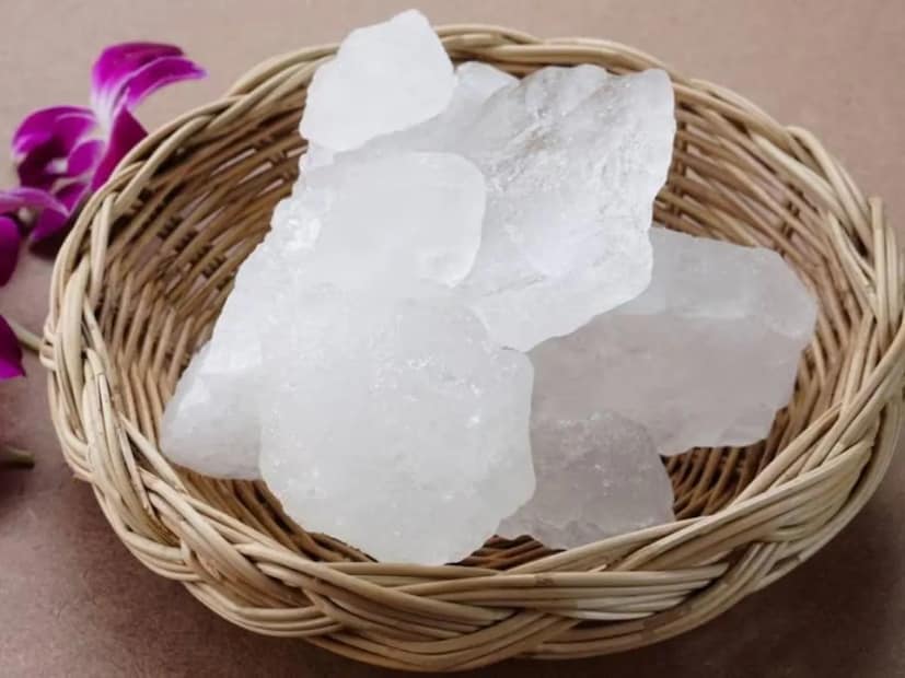 শীতকলে গায়ের দুর্গন্ধ দূর করতে ফিটকিরি ব্যবহার করতে পারেন। এ'জন্য এক বালতি জলে দুই টেবিল চামচ ফিটকিরি গুঁড়ো মিশিয়ে সেই জল দিয়ে স্নান করুন। সপ্তাহে এক বা দুইবার ফিটকিরি মেশানো জল দিয়ে স্নান করলে শরীরের দুর্গন্ধ দূর হয়।