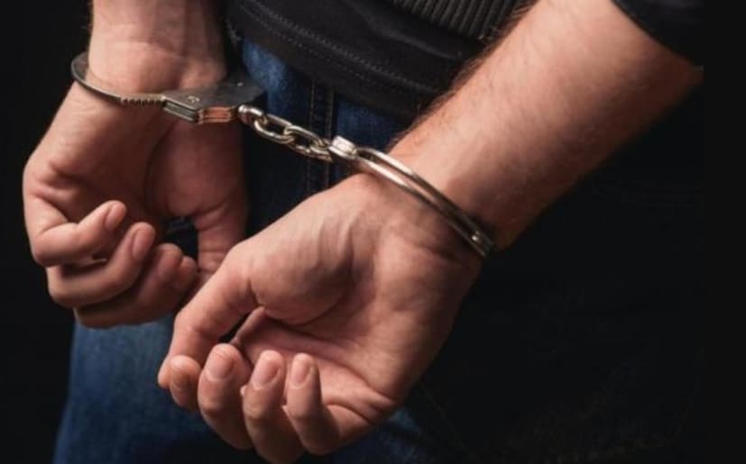 যাত্রী সেজে ব্যাগ বাসে রেখেই নিচে নেমে যান পুলিশ কর্মী, সেই সুযোগেই ব্যাগ নিয়ে পালানোর সময় হাতে নাতে ধরে ফেলে পুলিশ। (Representative Image)