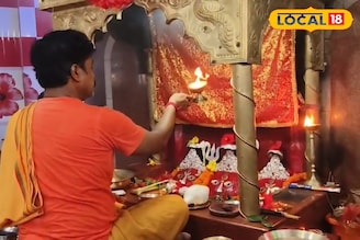 কালীপুজোর রাতে ১০৮ প্রদীপে আরতি হয় মা চণ্ডীর! পুজো শেষে ভোগ খেয়ে বাড়ি ফেরা