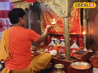 কালীপুজোর রাতে ১০৮ প্রদীপে আরতি হয় মা চণ্ডীর! পুজো শেষে ভোগ খেয়ে বাড়ি ফেরা