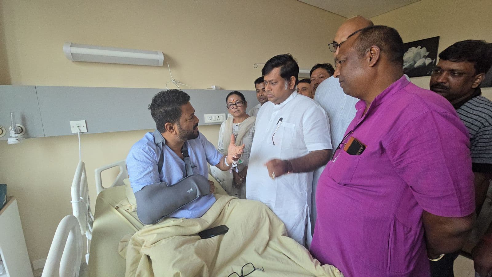জলপাইগুড়িতে আক্রান্ত বিজেপি সাংসদ খগেন মুর্মুকে দেখতে হাসপাতালে বিজেপি-র রাজ্য সভাপতি সুকান্ত মজুমদার