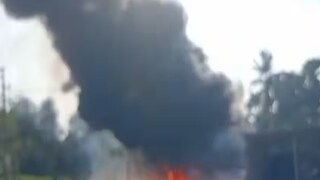 এমনই ভয়াবহ আকার নেয় পুকুরের জলে লাগা আগুন৷ 