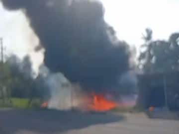 এমনই ভয়াবহ আকার নেয় পুকুরের জলে লাগা আগুন৷ 
