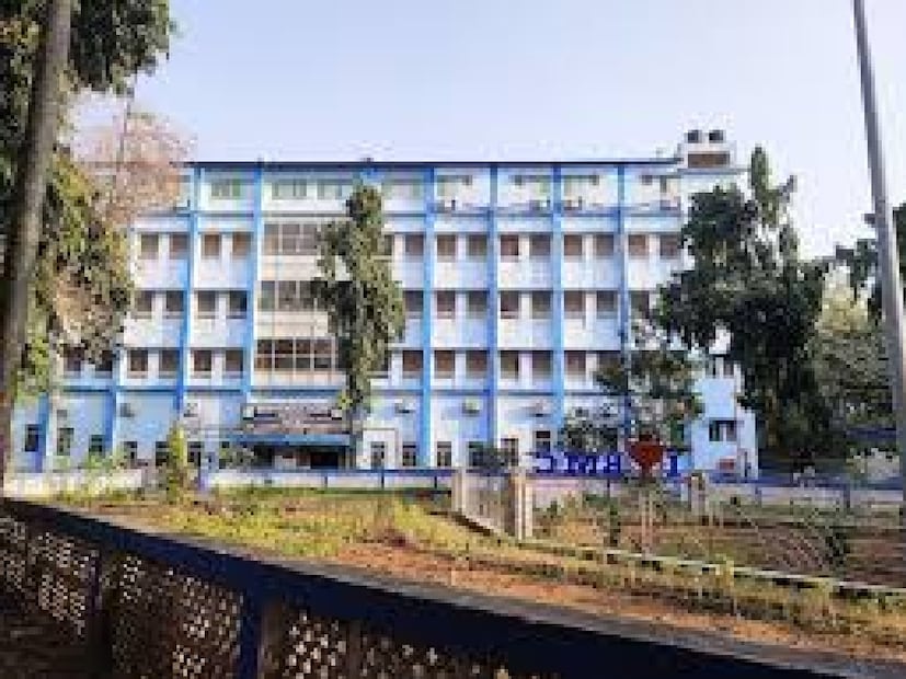 বিষয়টি টের পেয়ে হামিদা বিবি তড়িঘড়ি জামাই সুজল সেখকে ফোন করে জানান। সুজল সেখ সঙ্গে সঙ্গে বর্ধমান মেডিকেল কলেজ হাসপাতালের পুলিশ ক্যাম্পে গিয়ে অভিযোগ দায়ের করেন। সুজল সেখ বলেন, গেটের পারলে ওষুধ আনতে গেছিলাম। দোকানে ভিড় ছিল বলে আমার অনেকটা সময় লাগে। ওষুধ নিয়ে যখন বেরিয়ে আসছে তখন হঠাৎই আমার শাশুড়ি আমাকে ফোন করে এবং কাঁদতে থাকে। তারপর তিনি জানান আমার শিশুটিকে কেউ নিয়ে পালিয়ে গেছে। আমি কথাটা শুনে সঙ্গে সঙ্গে পুলিশ ক্যাম্পে চলে আসি এবং পুরো বিষয়টি পুলিশকে জানাই।