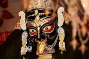 ৫০ ভরি সোনা ও দেড়শ কেজি রুপো দিয়ে মায়ের সাজ, নৈহাটিতে বড় মায়ের পুজোয় উপচে পড়া ভিড়