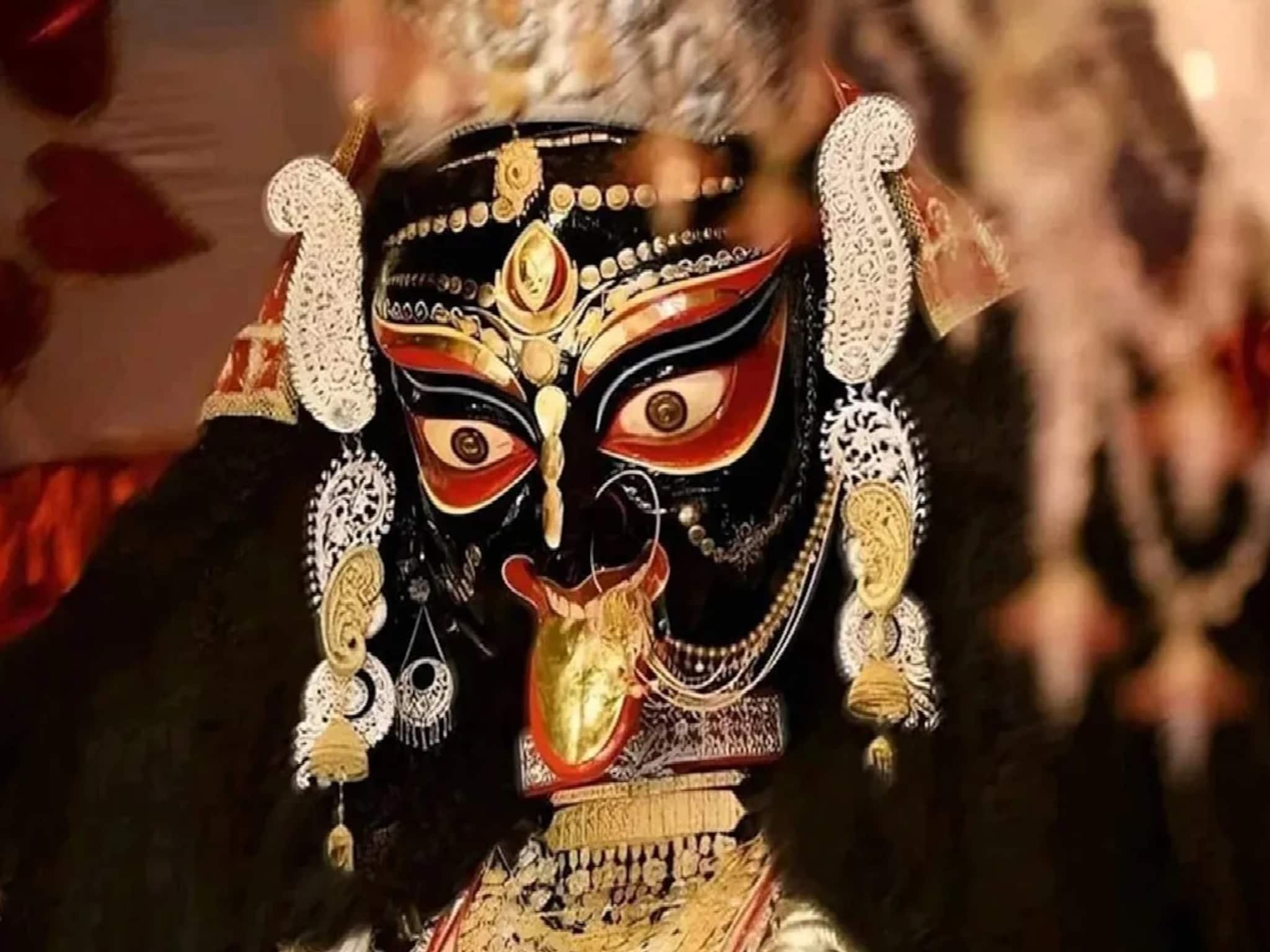 Naihati Baro Maa: ৫০ ভরি সোনা ও দেড়শ কেজি রুপো দিয়ে মায়ের সাজ, নৈহাটিতে বড় মায়ের পুজোয় উপচে পড়া ভিড়