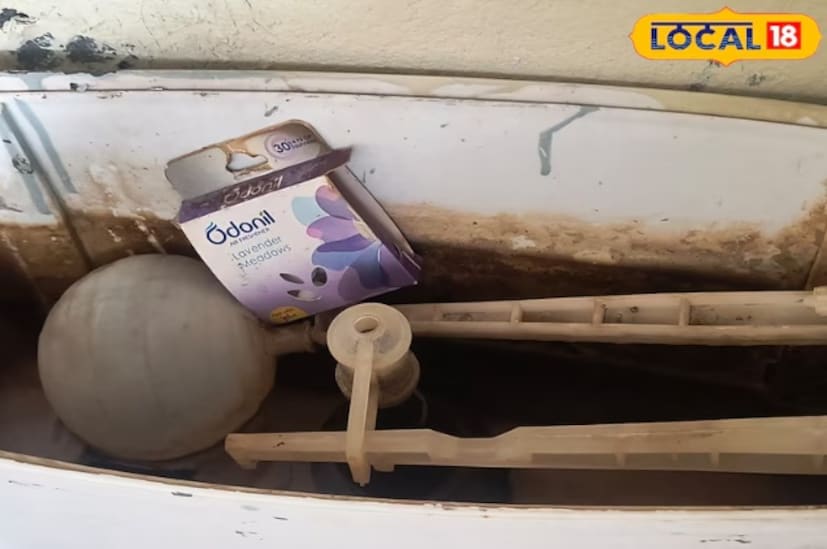 ট্যাঙ্কের ভেতরে যদি হালকা হলুদ বা বাদামি দাগ থাকে, তাহলে লেবু এবং লবণের মিশ্রণ ব্যবহার করা যেতে পারে। দুটি লেবুর রস একটি পাত্রে ছেঁকে নিতে হবে এবং এক টেবিল চামচ লবণ যোগ করতে হবে। এই মিশ্রণটি একটি স্পঞ্জ বা ব্রাশ দিয়ে ট্যাঙ্কের ভেতরে ঘষতে হবে। লেবুর অম্লতা দাগ ভেঙে দেয়, অন্য দিকে, লবণ হালকা স্ক্রাবার হিসেবে কাজ করে। এই দ্রবণটি কেবল সস্তা এবং সহজই নয়, কোনও রাসায়নিক গন্ধও রাখে না।