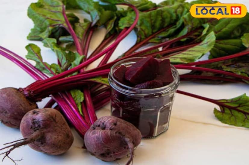 বিটরুটের খুব বেশি জলের প্রয়োজন হয় না, তবে নিশ্চিত করতে হবে যে, মাটি শুকিয়ে না যায়। প্রতিদিন হালকা সেচ দিতে হবে, বিশেষ করে প্রথম দিকে, গাছগুলি বড় হতে শুরু করলে প্রতি ৩-৪ দিন অন্তর জল দিতে হবে।