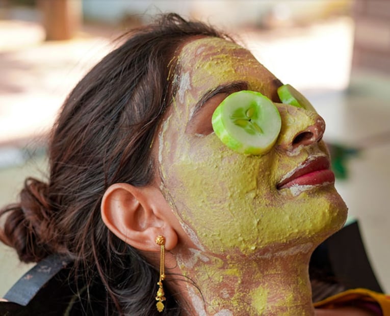 মেকআপ করার আগে বরফ লাগালে অতিরিক্ত তেল কমে যাবে এবং আপনার ত্বক ঘণ্টার পর ঘন্টা সতেজ থাকবে। এটি মেকআপের জন্য একটি নিখুঁত 'বেস' তৈরি করবে।