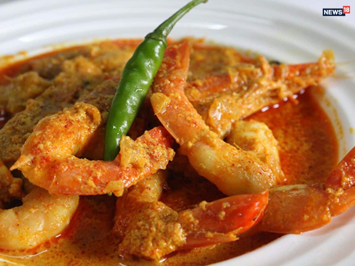 আর মাছের বাজার? সে তো যেন রীতিমতো স্বপ্নের মতো দামে! কাটা কাতলা বিকোচ্ছে ৪০০, বড় ইলিশের দাম উঠেছে কেজি প্রতি ১৮০০ থেকে ২৪০০ টাকায়! মুরগির দাম ২৫০, মটন ৯৮০ পর্যন্ত গিয়েছে। মিষ্টির দোকানগুলোতেও খুশির বদলে উঠছে দীর্ঘশ্বাস। রসগোল্লা, সন্দেশ, দই সবই এখন ১০–১৫ শতাংশ বেশি দামে।