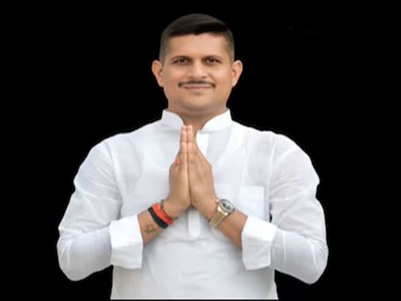  ছোটবেলা থেকেই দারিদ্রের সঙ্গে লড়াই করতে করতে মাধ্যমিক পাশ করার পর মাত্র ১৩ বছর বয়সে গ্রামে গ্রামে পেট্রল ও ডিজেল বিক্রি করতেন তিনি। এরপরে তিনি দিল্লি চলে যান। সেখানে তিনি নিরাপত্তারক্ষী হিসাবে কাজ শুরু করেন।