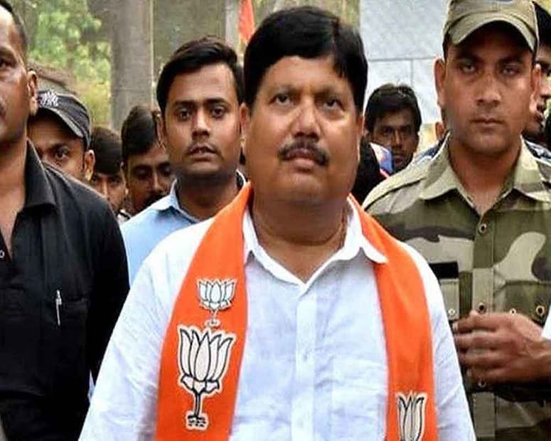 এছাড়াও, এই সময়কালে আরও নানা ইস্যুতে ব্যারাকপুুর পুলিশ কমিশনারেটের একাধিক থানায় মোট ৫৬টি অভিযোগ দায়ের হয়। সম্প্রতি সেই FIR-গুলির বিরুদ্ধে চ্যালেঞ্জ জানিয়ে কলকাতা হাইকোর্টে দ্বারস্থ হন অর্জুন সিং। বিচারপতি শম্পা দত্তের বেঞ্চে ওঠে মামলা। মঙ্গলবারই ছিল এই মামলার শুনানি।