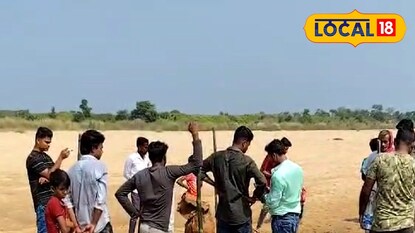 স্থানীয়দের ভিড় স্থানীয়দের ভিড়