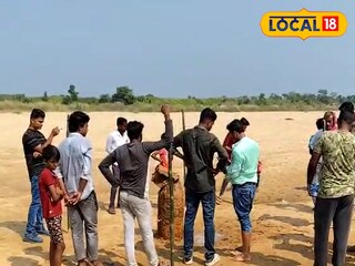 স্থানীয়দের ভিড়