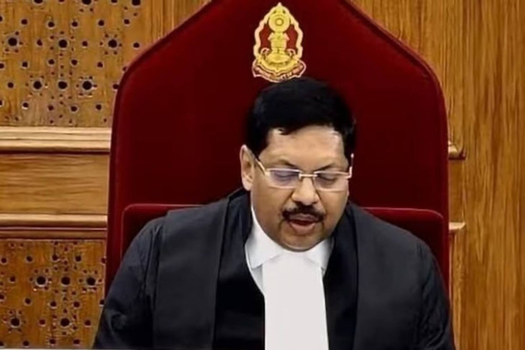 সুপ্রিম কোর্টের প্রধান বিচারপতির উপর কোর্ট রুমেই হামলা! ভয়ঙ্কর কাণ্ড আইনজীবীর! কী কারণ?