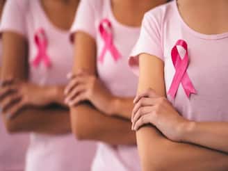 ৪০-এর আগেই স্তন ক্যানসারে আক্রান্ত? 'এই' লক্ষণ দেখলেই সাবধান! বিশেষজ্ঞ যা বলছেন তা এড়ালেই