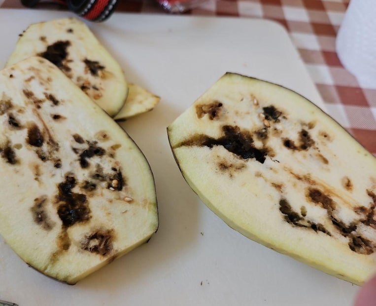 খুব বড় সাইজের বেগুন কিনবেন না। পোকা থাকার সম্ভাবনা বেশি। 