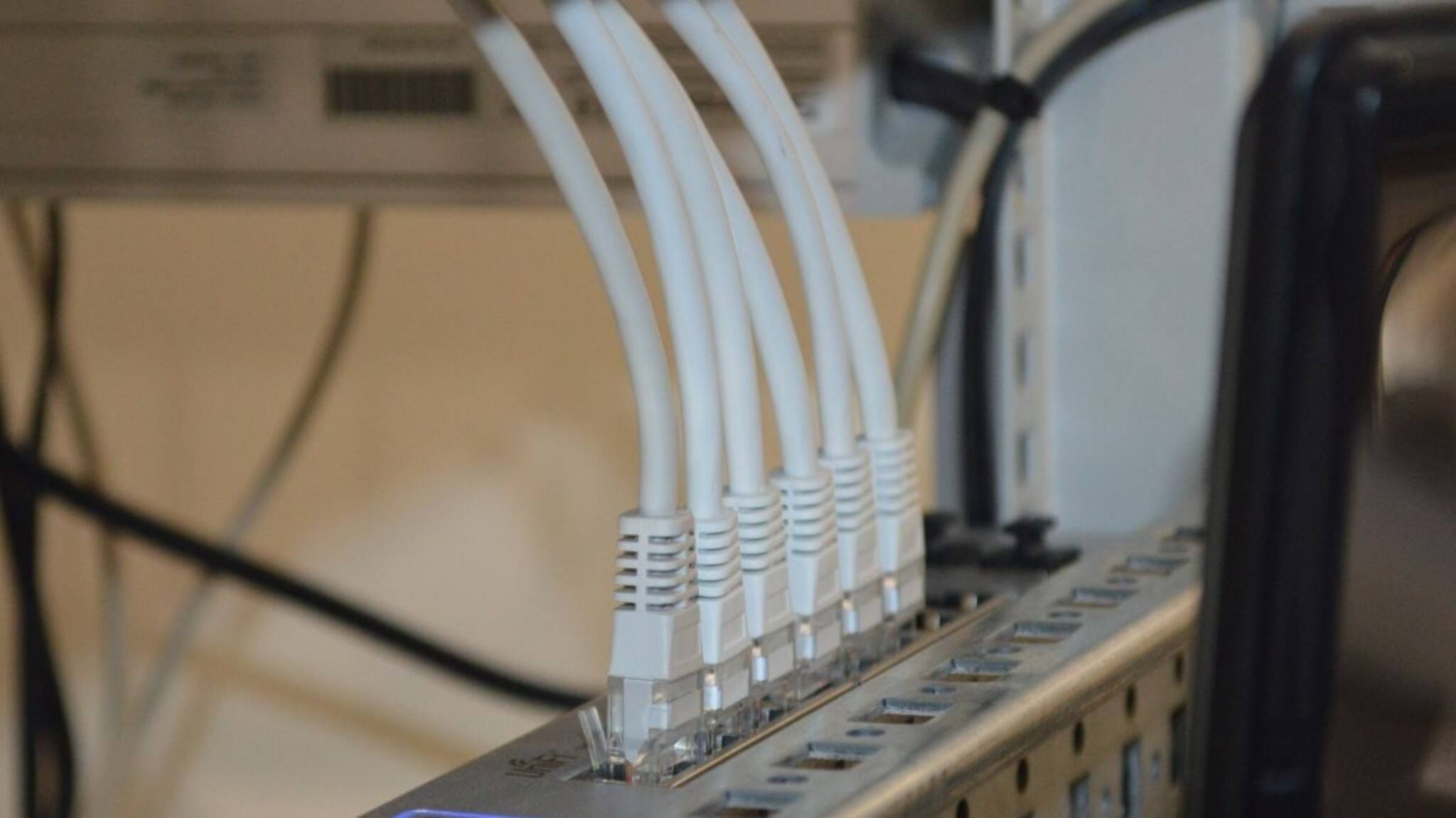 Broadband: এক মাসের জন্য বিনামূল্যে হাই-স্পিড ইন্টারনেট, চার মাসের জন্য ১২ OTT অ্যাপ অ্যাক্সেস, দেখে নিন কে দিচ্ছে এমন সুযোগ