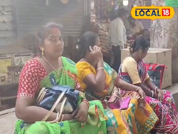 বাসের অপেক্ষায় যাত্রীরা।