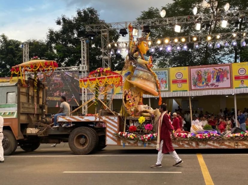 প্রত্যেকটি পুজো কমিটিকে দু মিনিট করে সময় দেওয়া হবে তাদের সাংস্কৃতিক অনুষ্ঠান পরিবেশন এর জন্য কার্নিভালের মূল মঞ্চের সামনে। 