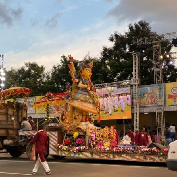 ২০ হাজার দর্শকদের বসার ব্যবস্থা রাখা হচ্ছে রেড রোডে দুদিক জুড়ে কার্নিভাল দেখার জন্য। 
