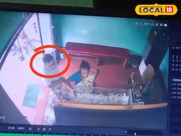 সিসিটিভি ফুটেছে দেখা যাচ্ছে প্রতারক ঐ ব্যক্তিকে