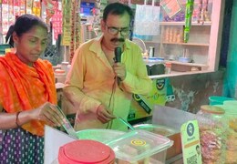 Tea Seller Video: চা বিক্রির দারুণ পন্থা! হিন্দি গান গেয়ে জনপ্রিয় হলেন চা বিক্রেতা, গান শুনে চায়ে চুমুক দিতে উপচে পড়ছে ভিড়