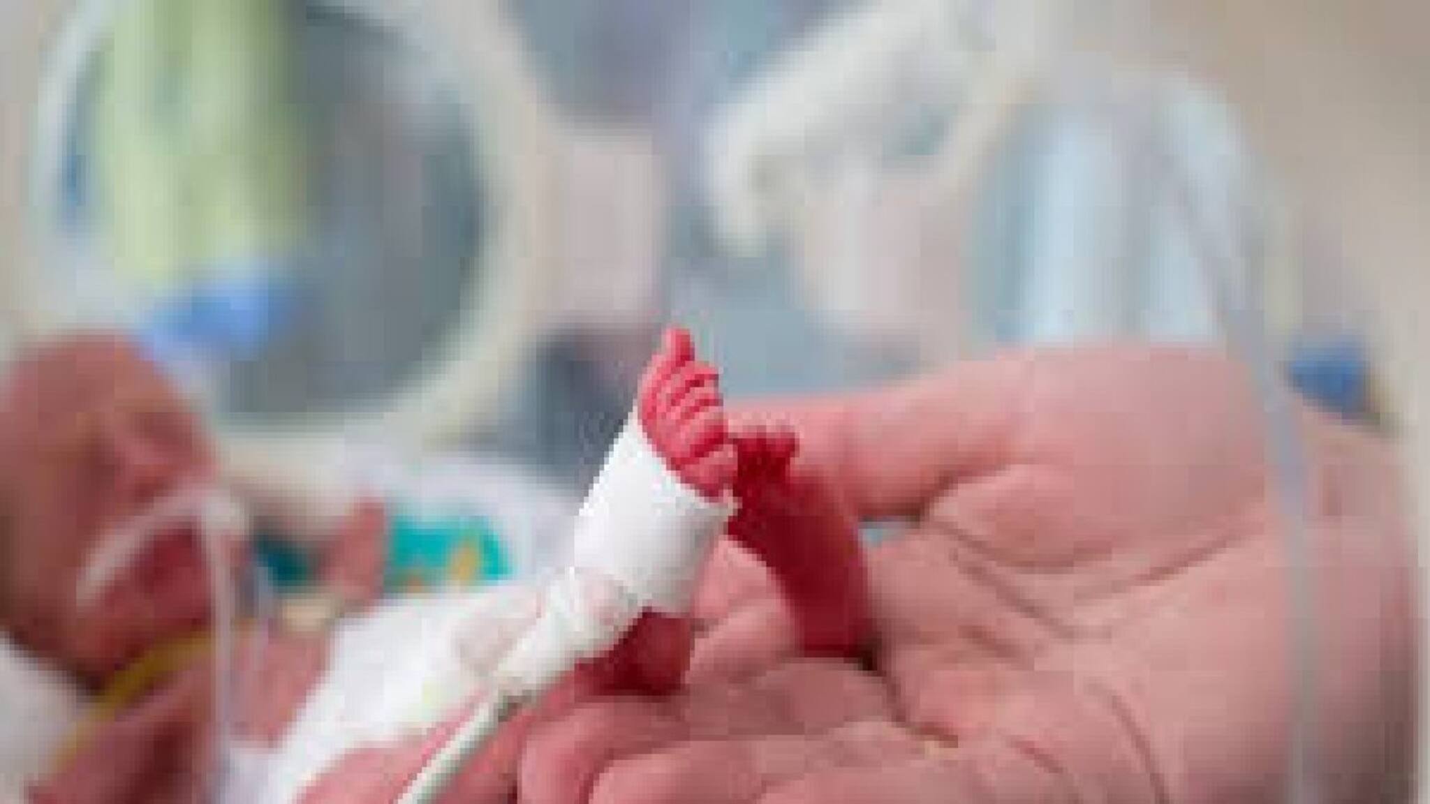 কোল থেকে আমার বাচ্চাটাকে নিয়ে আদর করছিল, তারপর বুক ফাটা কান্নায় ভেঙে মা যা বলল...