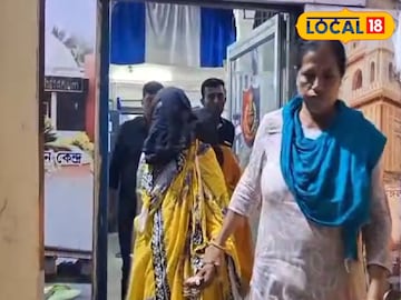 ধৃত মা ও মেয়ে।