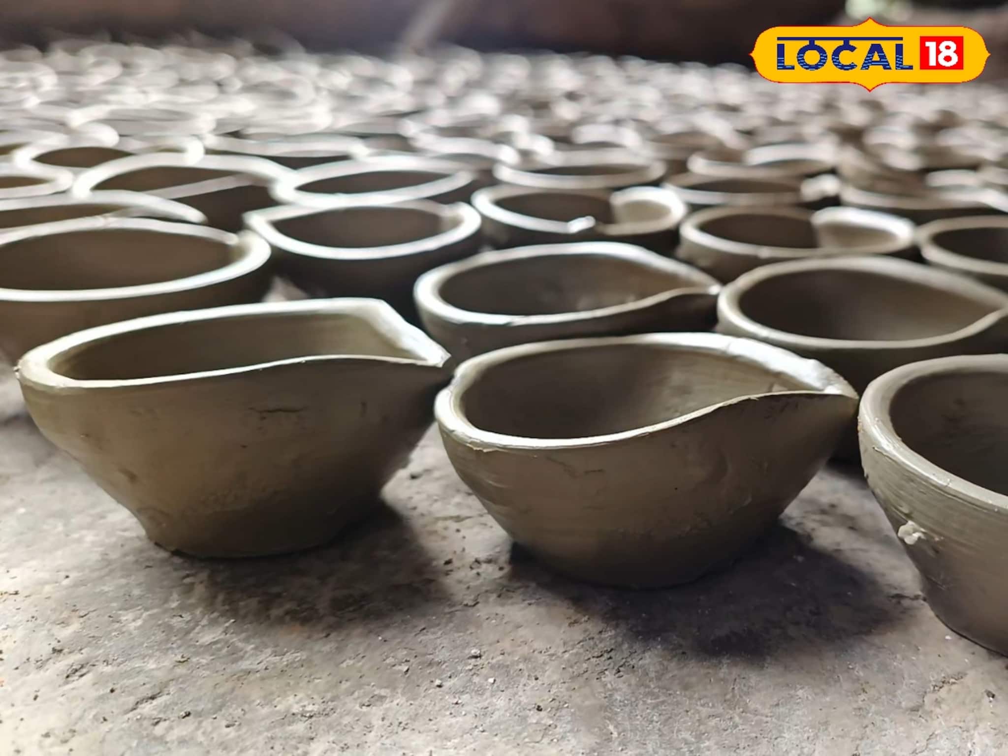 Clay Lamp Demand : মন্দার 'অন্ধকার' ঘুঁচিয়ে ফের দাপট দেখাচ্ছে মাটির প্রদীপ! চাহিদা মেটাতে গিয়ে নাজেহাল কুমোরপাড়া