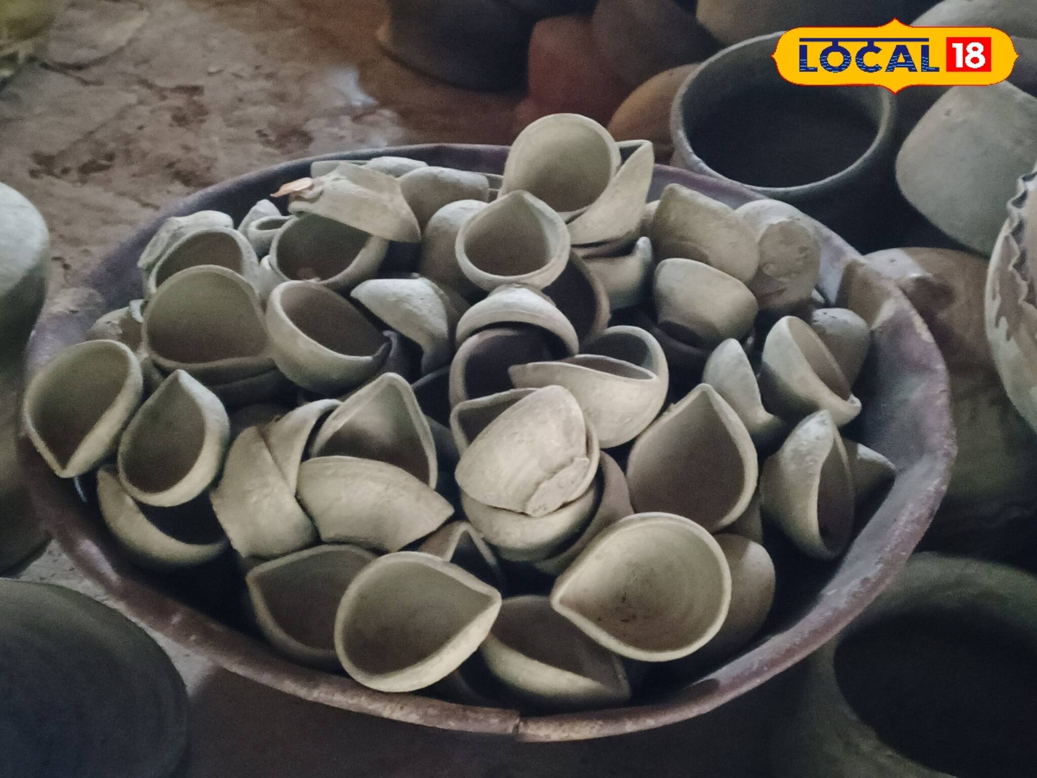 হাতের কাছে পেলে এখনই কিনে রাখুন দীপাবলির মাটির প্রদীপ! নাহলে পস্তাতে হবে