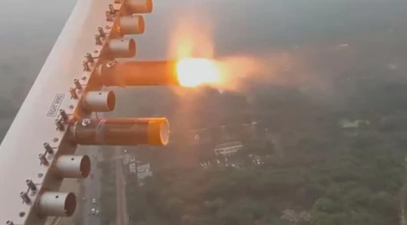 এক সাক্ষাৎকারে, আইআইটি কানপুরের পরিচালক অধ্যাপক মণীন্দ্র আগরওয়াল ব্যাখ্যা করেছেন যে মেঘে আর্দ্রতার অভাব বৃষ্টিপাতকে বাধাগ্রস্ত করে। তিনি স্পষ্ট করে বলেছেন যে মেঘ বীজ বপন কোনও জাদুকরী প্রতিকার নয়, বরং কেবল একটি জরুরি (এসওএস) ব্যবস্থা। এই পরীক্ষায়, দিল্লি সরকারের সঙ্গে সহযোগিতায় আইআইটি কানপুর মঙ্গলবার ১৪টি অগ্নিশিখা নিক্ষেপ করেছে। 