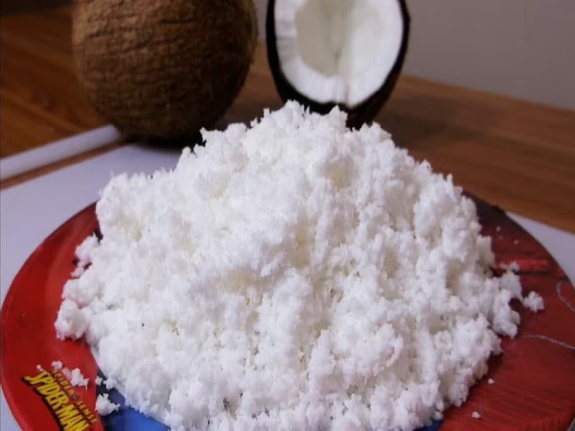 ডায়বেটিস ডায়েটে নারকেল কীভাবে খাবেন?পরিমাণ মেনে: প্রতিদিন ৩০–৪০ গ্রাম (২–৩ টেবিল চামচ কুচানো নারকেল) খাওয়া যেতে পারে।

মিষ্টি নারকেল নয়: বাজারে পাওয়া নারকেলের মিষ্টি টুকরো বা ডেজার্টে অতিরিক্ত চিনি থাকে, তাই এড়িয়ে চলতে হবে।