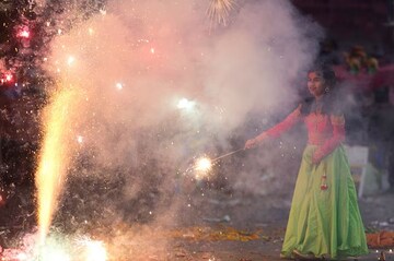 ট্রেনে লুকিয়ে আতশবাজি নিয়ে যাচ্ছেন, কতদিনের জেল হতে পারে জানেন? কত টাকাই বা জরিমানা হবে?