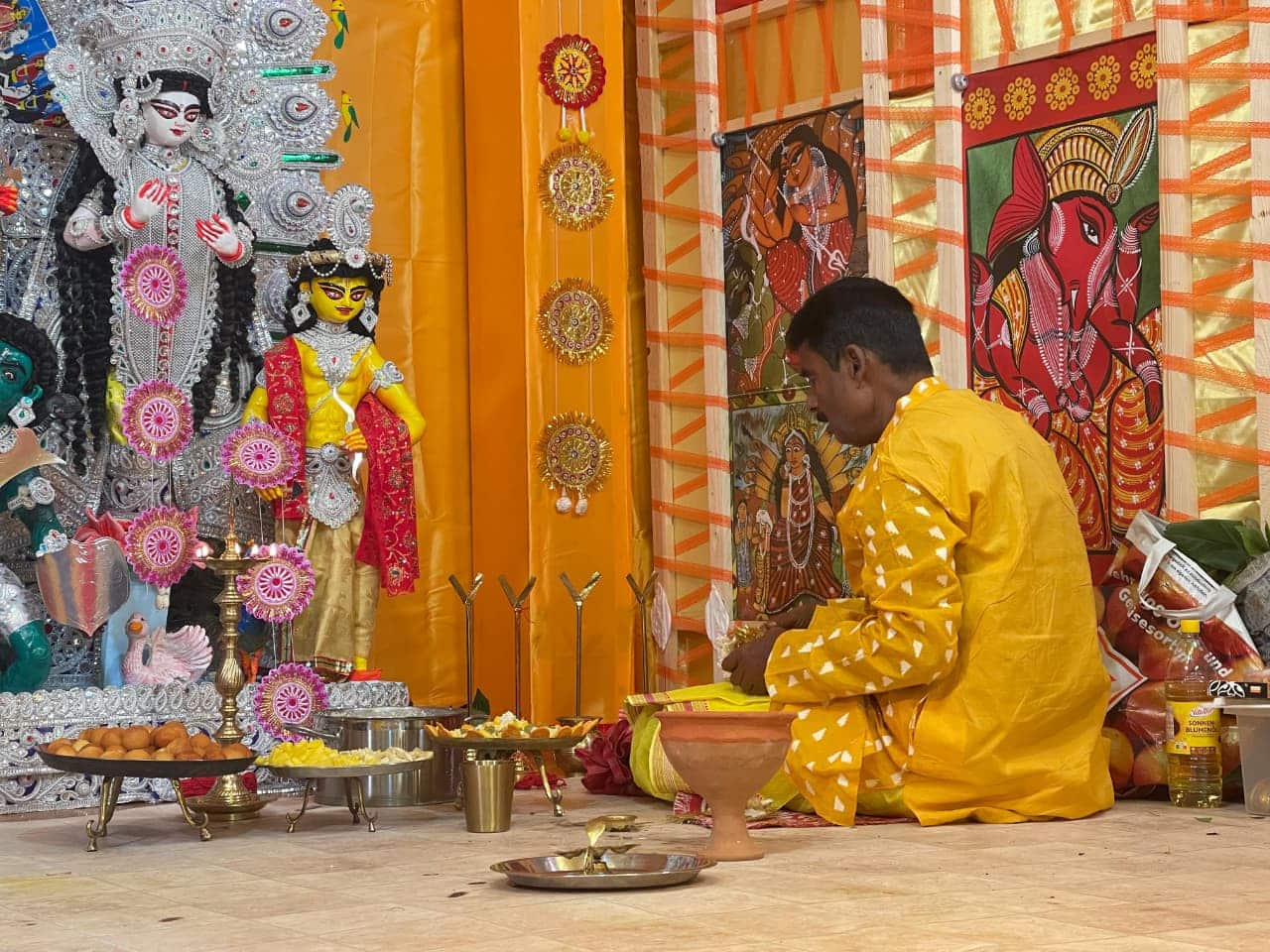 মহালয়া থেকেই সব সদস্যরা দায়িত্ব ভাগ করে কাজে লেগে পড়েন...মণ্ডপ সাজানো, ভোগের আয়োজন
